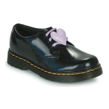 Scarpe Dr. Martens 1461 J Nero per bambina, eleganti e alla moda, ideali per ogni occasione. Queste scarpe per ragazze offrono comfort e stile, con il classico design Dr. Martens in un raffinato colore nero. Perfette per completare qualsiasi outfit, sono realizzate con materiali di alta qualità per garantire durata e resistenza. Aggiungi un tocco di ribellione e originalità al guardaroba della tua bambina con le Dr. Martens 1461 J.