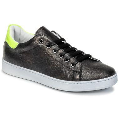 Scarpe bambina ragazza Young Elegant People modello EDENI in colore nero, perfette per ogni occasione. Queste eleganti scarpe offrono comfort e stile, ideali per le giovani fashioniste. Perfette per eventi, scuola o uscite casual, le Young Elegant People EDENI Nero sono un must-have nel guardaroba delle ragazze. Acquista ora e fai brillare il tuo look!