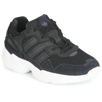 Scarpe bambina ragazza adidas YUNG-96 C Nero, caratterizzate da un design moderno e dettagli eleganti, ideali per look casual e sportivi. Perfette per ogni occasione, queste sneakers offrono comfort e stile, rendendole un must-have per le giovani fashioniste. Comprale ora per aggiungere un tocco di originalità al guardaroba delle tue ragazze.
