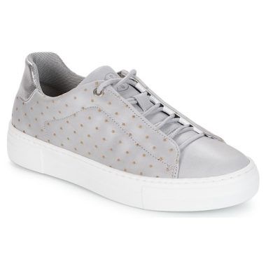 Scarpe Bullboxer per bambini e ragazzi modello AID006 in grigio, ideale per comfort e stile quotidiano. Perfette per ogni occasione, queste scarpe offrono un design moderno e materiali di alta qualità, garantendo durabilità e supporto per i piccoli piedi in crescita. Acquista ora le Bullboxer Scarpe bambino ragazzo AID006 Grigio per un look alla moda e pratico!