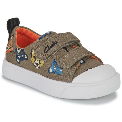 Scarpe bambino ragazzo Clarks CITY BRIGHT T Kaki, stile elegante e comodo, perfette per ogni occasione, realizzate con materiali di alta qualità per garantire durabilità e comfort. Ideali per la scuola e il tempo libero, queste scarpe sono progettate per supportare i piedi in crescita. Acquista ora le Clarks CITY BRIGHT T Kaki per un look alla moda e funzionale.