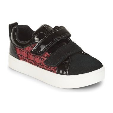 Scarpe Clarks per bambini e ragazzi, modello City Hero Lo in colore nero, ideale per un look sportivo e casual. Comode e resistenti, queste scarpe sono perfette per l'uso quotidiano. Acquista ora le Clarks City Hero Lo nere per garantire comfort e stile ai piedi dei tuoi bambini.