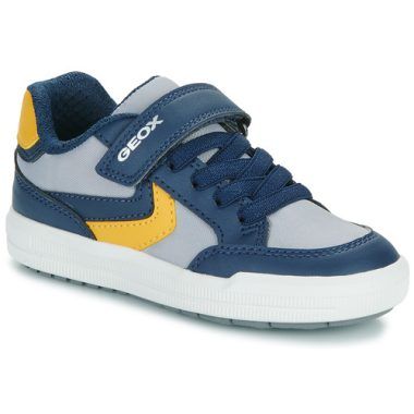 Scarpe bambini ragazzo Geox J ARZACH BOY Blu, comode e stilose, ideali per le avventure quotidiane. Realizzate con materiali di alta qualità, offrono traspirabilità e comfort ottimali. Perfette per la stagione, queste scarpe sono un must-have per ogni giovane esploratore. Disponibili in varie misure.