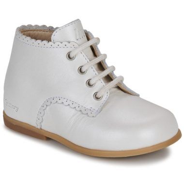 Scarpe bambino ragazzo Little Mary VIVALDI Bianco, eleganti e comode, perfette per ogni occasione. Realizzate in materiali di alta qualità, garantiscono durata e comfort. Ideali per l'uso quotidiano e per eventi speciali, queste scarpe si abbinano facilmente a vari stili di abbigliamento. Acquista ora la tua coppia di Little Mary VIVALDI Bianco per un look trendy e alla moda.