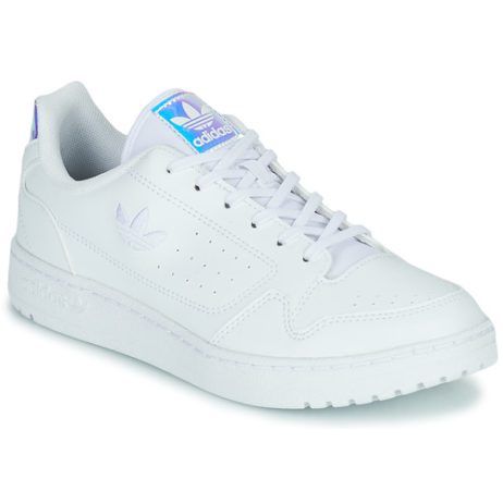 Scarpe bambino ragazzo adidas NY 90 J Bianco, scarpe sportive in stile contemporaneo, design elegante e comfort ottimale, ideali per attività quotidiane e sport all'aperto. Perfette per ragazzi che cercano stile e praticità con il logo adidas distintivo.