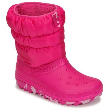 Scarpe da neve bambina ragazza Crocs Classic Neo Puff Boot K rosa, ideali per la stagione invernale. Queste stivale impermeabili offrono un comfort eccezionale e una calzata perfetta, perfette per giocare nella neve. Design trendy e colorato, rendono ogni look più stiloso. Acquista ora le Crocs Classic Neo Puff Boot K rosa per garantire calore e protezione ai piedi delle tue bambine durante le fredde giornate invernali.