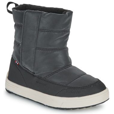 Scarpe da neve bambina ragazza VIKING FOOTWEAR Hoston Reflex Warm WP Nero, ideali per affrontare l'inverno con stile e comfort. Queste scarpe sono progettate con materiali impermeabili e caldi, perfette per proteggere i piedi delle giovani avventuriere dalla neve e dal freddo. Con un design elegante in nero, offrono sia funzionalità che moda, rendendole una scelta ideale per ogni attività all'aperto. Scopri la qualità e il comfort delle scarpe da neve VIKING FOOTWEAR, perfette per la stagione invernale.