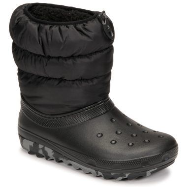 Scarpe da neve bambino ragazzo Crocs Classic Neo Puff Boot K in colore nero, ideali per l'inverno. Queste scarpe offrono comfort e calore, perfette per avventure sulla neve. Design trendy e pratico, con suola antiscivolo per una maggiore stabilità. Acquista ora le Crocs Classic Neo Puff Boot K per il tuo bambino e garantisci un inverno di stile e funzionalità.