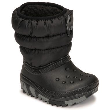 Scarpe da neve bambino ragazzo Crocs Classic Neo Puff Boot T in nero, ideali per l'inverno. Queste stivali impermeabili offrono comfort e calore, perfetti per attività all'aperto. Designs moderni e materiali di alta qualità, garantiscono resistenza e stile per i più piccoli. Scegli le Crocs Classic Neo Puff Boot T per la giusta protezione contro il freddo e la neve.