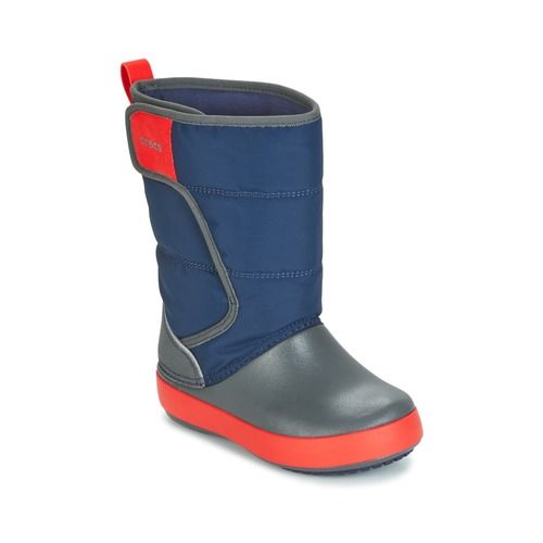 Scarpe da neve bambino ragazzo Crocs LODGEPOINT SNOW BOOT K Blu, ideali per l'inverno. Queste scarpe invernali offrono calore e comfort, perfette per avventure sulla neve. Design accattivante e resistente, con suola antiscivolo per una maggiore sicurezza. Acquista ora le Crocs LODGEPOINT SNOW BOOT K Blu e proteggi i piedi dei tuoi bambini dal freddo.