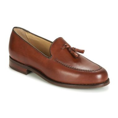 Mocassini da uomo Barker STUDLAND in morbido cuoio marrone, eleganti e versatili, perfetti per ogni occasione. Comodi e alla moda, questi mocassini sono ideali per un look raffinato e casual. Scarpe Barker, modello STUDLAND, sinonimo di qualità e stile. Ottimi per l'ufficio o il tempo libero.