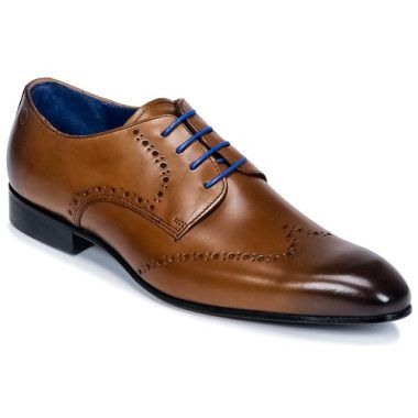 Scarpe uomo Carlington FRUTO Marrone Derby, eleganti e versatili, perfette per ogni occasione. Realizzate con materiali di alta qualità, queste scarpe offrono comfort e stile, ideali per l'uomo moderno. Scegli il modello Carlington FRUTO Marrone per un look raffinato e alla moda.