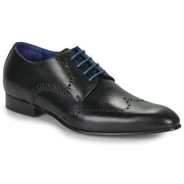 Scarpe uomo Carlington FRUTO Nero Derby, eleganti e versatili, ideali per ogni occasione. Design sofisticato con tomaia in pelle nera, suola resistente e comoda. Perfette per look formali o casual, queste Derby Carlington offrono stile e comfort. Acquista ora il tuo paio di Carlington FRUTO Nero e completa il tuo outfit con classe.