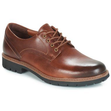 Scarpe da uomo Clarks Batcombe Hall Marrone Derby in pelle, eleganti e confortevoli, ideali per l'uso quotidiano e occasioni speciali. Scarpe masculine di alta qualità, caratterizzate da un design classico e versatile, perfette da abbinare a jeans e pantaloni. Disponibili nei principali negozi online di moda.