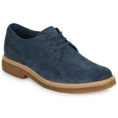 Scarpe da uomo Clarks CLARKDALE DERBY Marine in pelle, eleganti e versatili, ideali per il lavoro e le occasioni speciali. Design classico con tomaia di alta qualità, comfort avvolgente e suola resistente. Perfette per un look sofisticato e alla moda, queste Derby Clarks sono un must-have nel guardaroba maschile. Acquista ora le Clarks CLARKDALE DERBY Marine per unire stile e comfort.