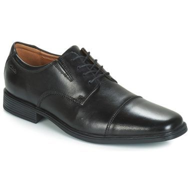 "Scarpe Clarks TILDEN CAP Nero Derby Uomo, eleganti e confortevoli, perfette per ogni occasione, realizzate in pelle di alta qualità con suola antiscivolo. Ideali per un look sofisticato e casual. Disponibili per migliorare il tuo stile quotidiano."