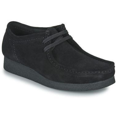 Scarpe Clarks WALLABEE EVO Nero Derby Uomo, eleganti e confortevoli, realizzate in morbida pelle nera, ideali per ogni occasione. Design classico e moderno, perfette per outfit casual e formali. Comfort e stile uniti in un unico prodotto di alta qualità.
