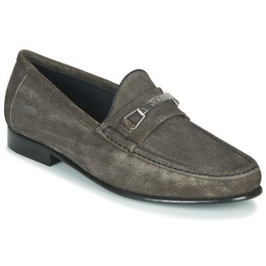 Mocassini uomo Guess PADOVA in grigio, eleganti e versatili, perfetti per ogni occasione. Realizzati con materiali di alta qualità, questi mocassini combinano stile e comfort. Ideali per un look casual-chic, sono un must-have per l'armadio di ogni uomo alla moda. Scopri la comodità e il design sofisticato dei Guess PADOVA grigi.