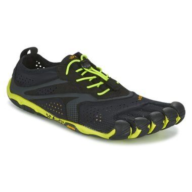 Scarpe da running uomo Vibram Fivefingers V-RUN nere, ideali per un'esperienza di corsa naturale e confortevole. Caratterizzate da un design unico e traspirante, queste scarpe offrono un'ottima aderenza grazie alla suola Vibram. Perfette per gli appassionati di fitness e corsa, queste Vibram Fivefingers sono l'accessorio ideale per migliorare le performance sportive. Scegli la qualità e il comfort delle Vibram Fivefingers V-RUN nere per le tue sessioni di allenamento.