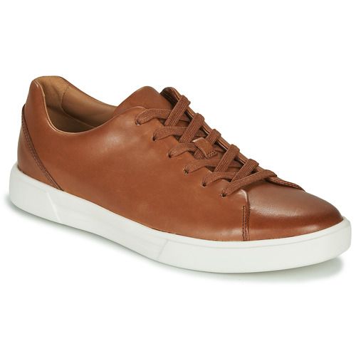 Sneakers uomo Clarks UN COSTA LACE marrone, eleganti e confortevoli, ideali per il tuo stile casual. Design moderno e materiali di alta qualità, perfette per ogni occasione. Scopri la comodità di queste scarpe Clarks, un must-have per il guardaroba maschile. Acquista ora le Clarks UN COSTA LACE marrone per un look alla moda!