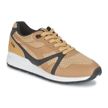 Sneakers uomo Diadora N9000 MM BRIGHT II in marrone, design elegante e sportivo, ideali per il tempo libero e per un look casual. Comfort eccezionale e materiali di alta qualità per un'ottima vestibilità. Perfette per ogni occasione, queste sneakers Diadora uniscono stile e funzionalità. Disponibili in diverse taglie, rappresentano un must-have per gli amanti della moda e del comfort.