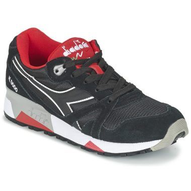 Sneakers Uomo Diadora N9000 NYLON II Nero - Comfort e stile per il tuo look quotidiano. Queste sneakers di alta qualità combinano design contemporaneo e materiali resistenti, rendendole perfette per ogni occasione. Aggiungi un tocco di eleganza al tuo outfit con le Diadora N9000 NYLON II Nero, un must-have per gli amanti delle sneakers.