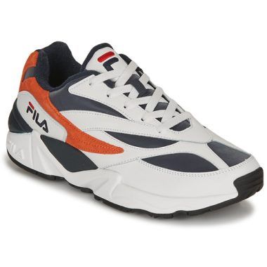 Sneakers Uomo Fila V94M R LOW Bianco, eleganti e versatili, perfette per ogni occasione. Queste scarpe offrono comfort e stile, ideali per gli amanti della moda casual. Acquista ora il tuo paio di Fila V94M R LOW Bianco per un look trendy e contemporaneo.