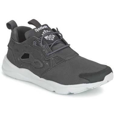 Sneakers uomo Reebok Classic FURYLITE SP Grigio - Comfort e stile in un'unica scarpa, ideale per un look casual e sportivo. Design moderno e materiali di alta qualità per una vestibilità perfetta e un supporto ottimale. Perfette per l'uso quotidiano o per il tempo libero. Acquista ora le Reebok Classic FURYLITE SP Grigio per aggiungere un tocco di eleganza al tuo guardaroba.