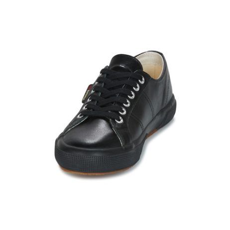 comfort eccellente e versatilità per outfit casual o sportivi. Scopri la qualità autentica delle scarpe Superga.