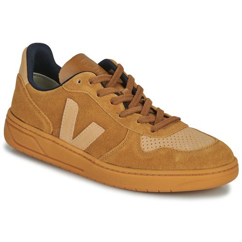 Sneakers Uomo Veja V-10 Marrone - Design elegante e sostenibile, realizzate con materiali eco-friendly. Perfette per un look casual e alla moda, queste sneakers offrono comfort e stile. Ideali per ogni occasione, un must-have per gli amanti delle calzature trendy. Acquista ora le Veja V-10 Marrone e aggiungi un tocco unico al tuo outfit.