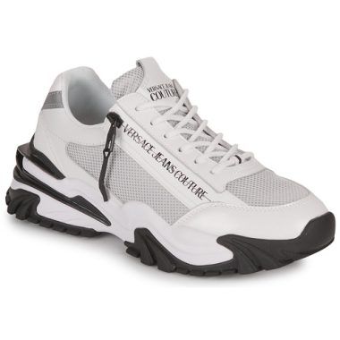 Sneakers uomo Versace Jeans Couture 75YA3SI5 in bianco, elegante e trendy, perfette per ogni occasione. Design moderno con dettagli distintivi del marchio, ideali per completare qualsiasi look. Acquista ora queste sneakers Versace Jeans Couture e aggiungi un tocco di stile al tuo guardaroba.