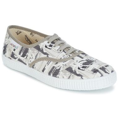 Sneakers Uomo Victoria INGLES PALMERAS Beige - eleganti e versatili, ideali per ogni occasione. Realizzate con materiali di alta qualità, offrono comfort e stile. Perfette per arricchire il tuo outfit casual con un tocco di classe. Acquista ora le sneakers Victoria INGLES PALMERAS Beige per un look alla moda!