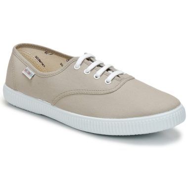 Sneakers uomo Victoria INGLESA LONA Beige, eleganti e versatili, perfette per ogni outfit. Queste scarpe sportive offrono comfort e stile, ideali per un look casual-chic. Acquista le sneakers Victoria per un tocco di classe nel tuo guardaroba.