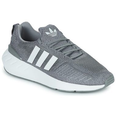 Sneakers uomo adidas SWIFT RUN 22 Grigio - Design moderno e versatile, perfette per il tempo libero e l'attività sportiva. Offrono comfort e leggerezza grazie alla loro costruzione in materiali di alta qualità. Scegli le adidas SWIFT RUN 22 per il tuo look casual, ideali per ogni occasione. Disponibili in grigio elegante, queste sneakers sono un must-have nel tuo guardaroba.