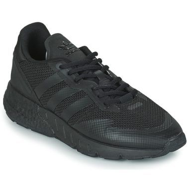 Sneakers uomo adidas ZX 1K BOOST in nero, design moderno e sporty, ideali per il comfort quotidiano e per l'allenamento. Perfette per un look trendy, offrono ammortizzazione e supporto superiori. Scopri il tuo stile con le adidas ZX 1K BOOST in nero.