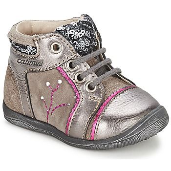 Stivaletti Catimini per bambina e ragazza modello CALINE in grigio, ideali per ogni occasione. Comfort e stile uniti in un design elegante, perfetti per le giornate di pioggia e per completare ogni look. Acquista ora i migliori stivaletti Catimini CALINE per un tocco di classe nel guardaroba delle più piccole.