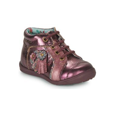 Stivaletti Catimini per bambina ragazza RAINETTE in rosso, eleganti e alla moda, ideali per il comfort e lo stile delle piccole aventuriere. Perfetti per l'inverno, questi stivaletti offrono una calzata comoda e una soletta resistente, rendendoli ideali per ogni occasione. Scopri il mix di qualità e design unico con i Catimini RAINETTE.