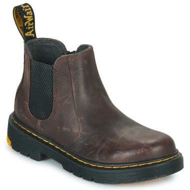 Stivaletti bambina ragazza Dr. Martens 2976 J Marrone, eleganti e resistenti, perfetti per ogni occasione. Design classico con suola robusta e confortevole, ideale per outfit casual o più sofisticati. Acquista ora i Dr. Martens Stivaletti per ragazze e aggiungi un tocco di stile al guardaroba della tua bambina.
