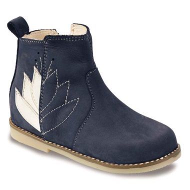 Stivaletti bambina ragazza Little Mary KARRY Blu, eleganti e comodi, perfetti per ogni occasione. Realizzati in materiali di alta qualità, questi stivaletti garantiscono stile e durabilità. Ideali per completare qualsiasi outfit primaverile o autunnale, sono un must-have nella scarpiera di ogni giovane modaista. Scopri il comfort e la classe dei Little Mary KARRY Blu per la tua bimba!
