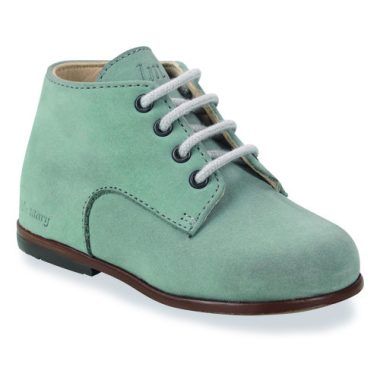 Stivaletti Little Mary per bambina ragazza modello MILOTO in verde, ideali per un look alla moda. Realizzati con materiali di alta qualità, offrono comfort e stile per ogni occasione. Perfetti per la stagione invernale, questi stivaletti sono un must-have per le piccole fashioniste. Acquista ora i Little Mary MILOTO e sorprendi la tua bimba con un paio di scarpe eleganti e pratiche!