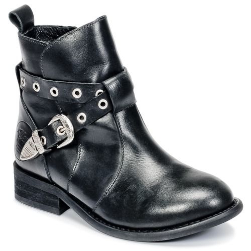 Stivaletti Young Elegant People CALYPSOM neri per bambina e ragazza, realizzati con materiali di alta qualità per garantire comfort e stile. Ideali per ogni occasione, questi stivaletti sono perfetti per completare i look delle più piccole. Acquista ora gli stivaletti CALYPSOM di Young Elegant People e fai brillare il tuo stile!