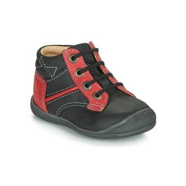 Stivaletti bambino ragazzo Catimini RATON in colore nero, realizzati in pelle di alta qualità, ideali per un look elegante e confortante. Design alla moda e suola resistente, perfetti per ogni occasione. Acquista ora per garantire stile e comodità ai tuoi bambini!