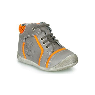 Stivaletti bambino ragazzo Catimini SEREVAL in grigio, caratterizzati da un design moderno e confortevole, ideali per ogni occasione. Perfetti per l'autunno e l'inverno, questi stivaletti offrono stile e praticità. Acquista ora i Catimini SEREVAL per garantire al tuo bambino un look trendy e sicuro.