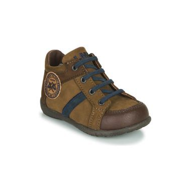Stivaletti bambino ragazzo Little Mary COQUIN Marrone, in morbido cuoio, perfetti per l'inverno. Design elegante e confortevole, ideali per ogni occasione. Scarpe resistenti e di alta qualità per bambini, con suola antiscivolo e chiusura pratica. Acquista online per garantire stile e comodità ai tuoi piccoli!