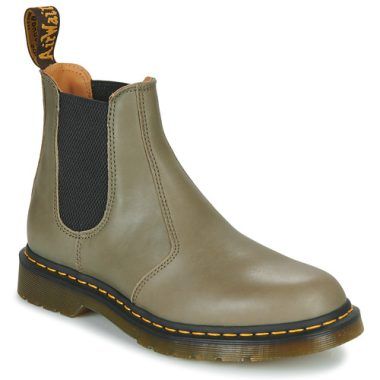 Stivaletti Uomo Dr. Martens 2976 OLIVE CARRARA Kaki, in pelle beige con classico design a elasticità laterale, suola in gomma antiscivolo, perfetti per un look casual e alla moda. Ideali per ogni stagione, questi stivaletti offrono comfort e stile. Acquista ora il tuo paio di Dr. Martens per completare il tuo guardaroba.