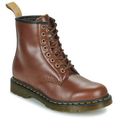 Stivaletti uomo Dr. Martens VEGAN 1460 BROWN NORFOLK in marrone, realizzati con materiali vegani, caratterizzati da un design iconico e resistente. Perfetti per uno stile casual e alla moda, questi stivaletti offrono comfort e durata per ogni occasione. Acquista ora i Dr. Martens VEGAN 1460 BROWN NORFOLK per elevare il tuo guardaroba.