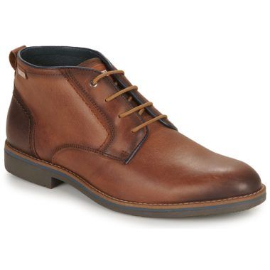 Stivaletti uomo Pikolinos LEON M4V marrone, realizzati in pelle di alta qualità, design elegante e confortevole, ideali per ogni occasione. Perfetti per completare il tuo outfit con stile, offrono un'ottima vestibilità e supporto. Acquista ora i Pikolinos LEON M4V marrone e trasforma il tuo look!