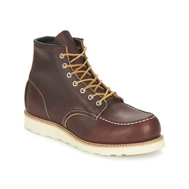 Stivaletti uomo Red Wing CLASSIC marrone, realizzati in pelle di alta qualità, caratterizzati da un design elegante e resistente. Ideali per un look casual e versatile, questi stivaletti offrono comfort e durata nel tempo. Perfetti per ogni occasione, dall'ufficio al tempo libero, i Red Wing CLASSIC marrone sono un must-have nel guardaroba maschile. Acquista ora e scopri il massimo della qualità e dello stile.