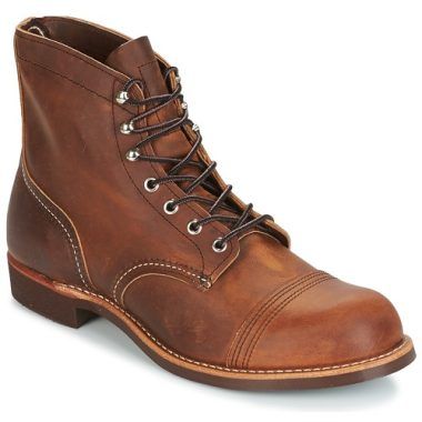 Stivaletti Uomo Red Wing IRON RANGER Marrone, in pelle resistente e di alta qualità, con suola in gomma antiscivolo. Design classico e versatile, ideale per ogni occasione. Acquista ora per un look elegante e duraturo.