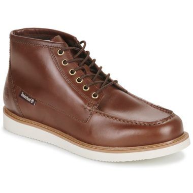 Stivaletti Uomo Timberland NEWMARKET II BOAT CHUKKA Marrone, eleganti e confortevoli, realizzati in pelle di alta qualità, perfetti per outfit casual e avventure all'aria aperta. Scarpe Timberland ideali per uomini che cercano stile e praticità.